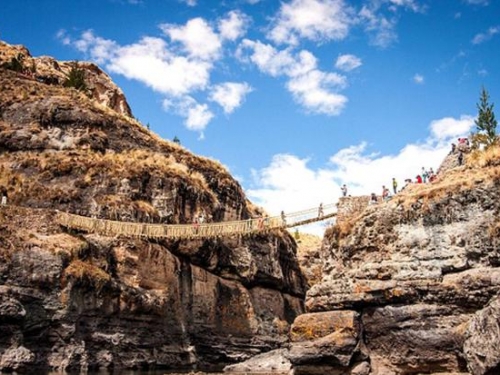 全球唯一的手編草繩橋：建於懸崖間每年都重編，距今已500年歷史