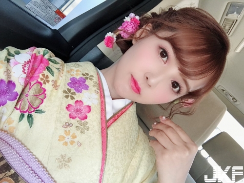 三上悠亞也瘋玩「2009 VS. 2019」挑戰　20歲「成年禮嫩照」引網問：鬼頭桃菜是誰？