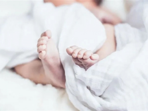 做試管嬰兒「搞錯精子」！夫妻崩潰生下別人的種 俄醫扯辯：你老婆外遇