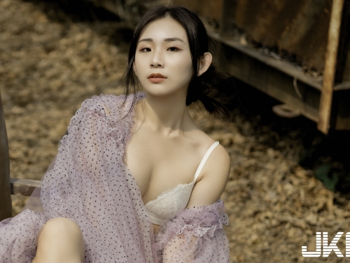 落葉中的內衣美少女「Hanna 憨憨」，光滑勻稱曲線超勾人！