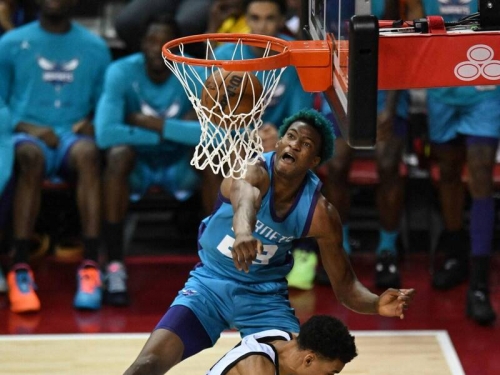 NBA》歡迎來到NBA！黃蜂小將空中暴力隔扣馬刺狀元溫班亞馬