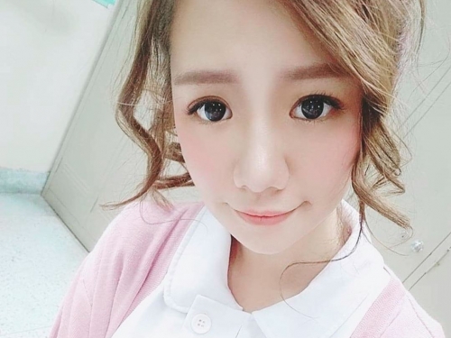 甜美護理師「依依」制服底下隱藏飽滿美乳　網友：護士姐姐好壞