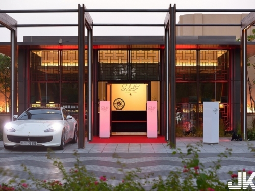 是飯店？還是度假中心？都不是，這是Ferrari在杜拜的專屬展示中心「Salotto」！
