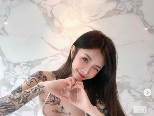 充滿刺青的火辣正妹「藤原kira」，大膽美照露出側面「誘惑曲線」！