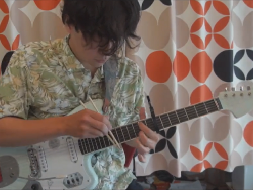 超狂！苦練1年免洗筷彈吉他 成果驚呆網友