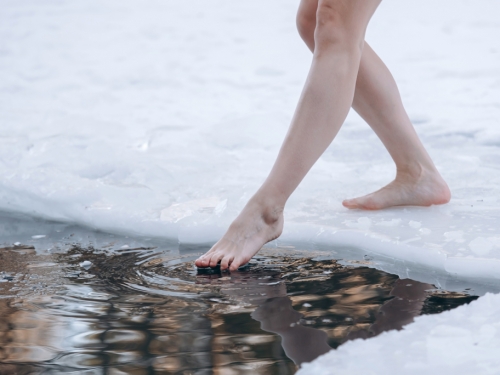 破世界紀錄！波蘭「冰后」半裸浸冰塊3小時：感覺溫暖