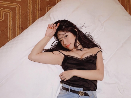 一言不合就露奶！「乳牛妹」飯不好好吃　拉低領口巨乳掉出來