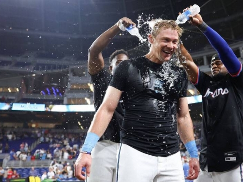 MLB》雙響+10局再見轟！馬林魚明星近2戰5轟11打點 寫百年首見壯舉