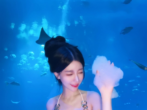根本白雪公主！「Miyo米優」白皙又有雪乳，在雪地裡大秀曼妙曲線！