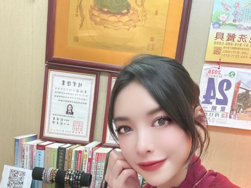 最辣巨乳仙姑！「子筠Nina」邊爆乳拍辣照邊入駐行天宮算命街！