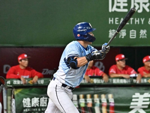 中職》7月一度悶壞了！ 戴培峰今建功還被打擊教練「親」一個