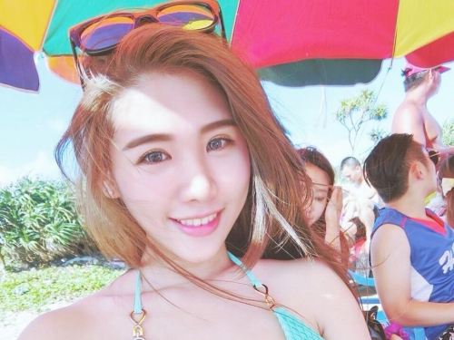 凶狠「木瓜妹」把螢幕塞好塞滿！飽滿上圍撐爆比基尼！網：想喝牛奶