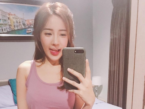 意想不到的火辣身材！「美乳正妹」自拍露性感長腿…誘惑畫面超犯規！