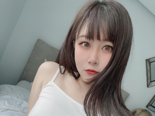 百變女孩！正妹「林兒」超大膽自拍，白皙的火辣曲線太誘惑！