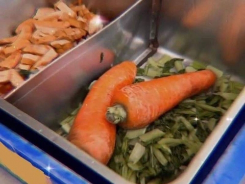 營養午餐驚見「完整未切」紅蘿蔔 網笑翻：原型食物？