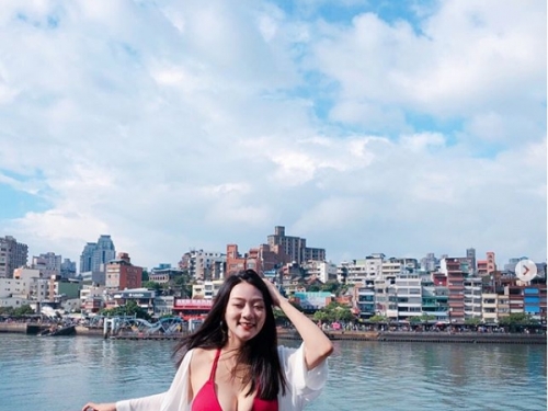 這兩坨「紅色肉彈」太猛啦！比基尼正妹Cindy乳量逼人，飽滿乳量讓人窒息了！