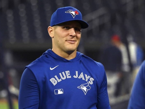 MLB》年度最佳美技？ 藍鳥金手套外野手滑倒後背後神接球