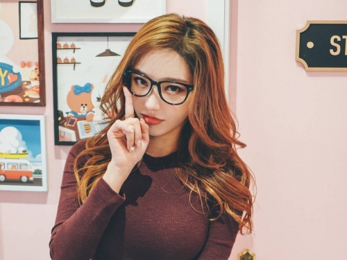 好開胃！凶狠正妹自備一對「渾圓巨乳」擺桌上，過人乳量溢出，準備開動啦
