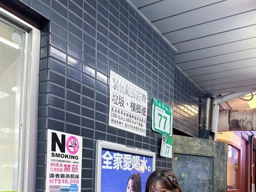 中職》野生李珠珢現身夜市！大啖鹹酥雞、地瓜球 還搶跟「她」合照