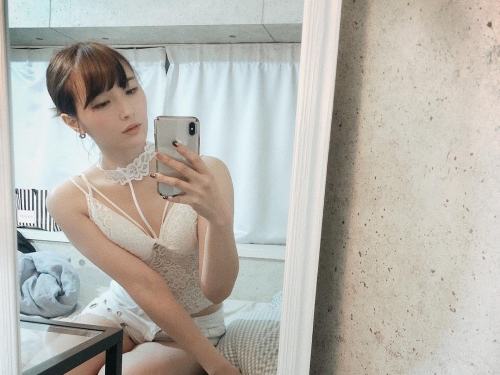 日俄極品混血妹「白雪りらたむ」人如其名　白嫩美腿逼瘋足控！