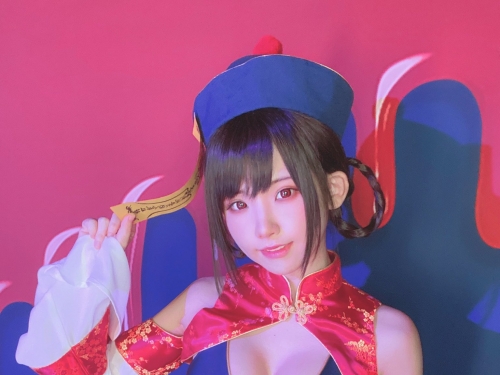 浴巾掉啦！「童顏美胸正妹」泡湯拍寫真，意外露出養眼畫面！