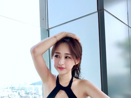 甜美「氣質正妹」竟然有火辣美乳身材　開胸泳裝乳量直接溢出來
