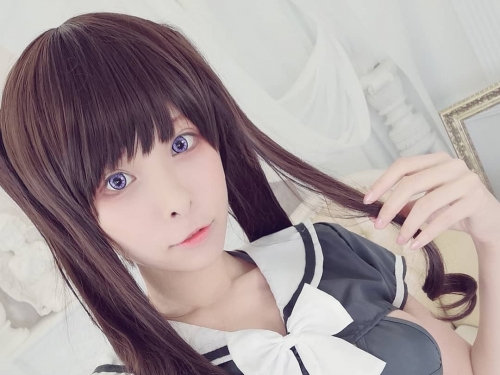 哪都可以露就是不露臉！甜美Coser「佐歌奈」低胸上衣露出白嫩美胸嚇跑病毒