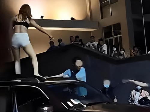 抓包尪車震偷吃小三 正宮爆氣脫衣爬車頂：哪裡不如她