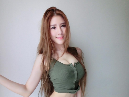 「甜美大馬妹」衣服下是絕猛身材！沙灘比基尼乳波陣陣！不晃會被撞到地上...