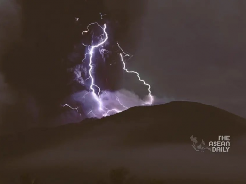 印尼現「火山閃電」奇景！熔岩衝上夜空 劈下紫色閃電
