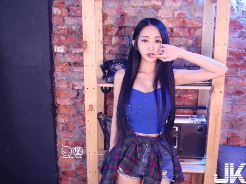 台藝大氣質古典美女「巴掌臉正妹」臉跟手機一樣小？但其他地方可不小…