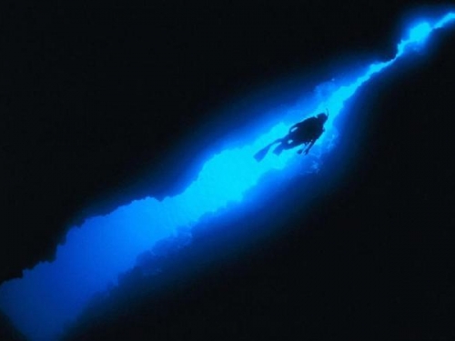 馬里亞納海溝深度達到10000米，那海底的水是否還是液態？