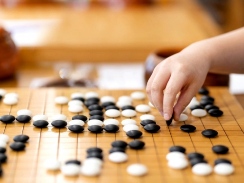 氣！知名棋士輸了狂甩自己巴掌 女對手淡定做1事引熱議