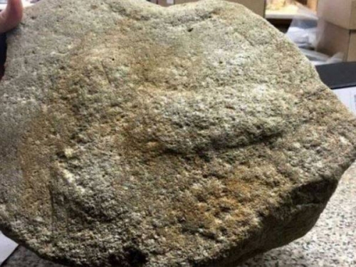 英國修路挖到2000年歷史石頭 驚見「羅馬時期大陽具」
