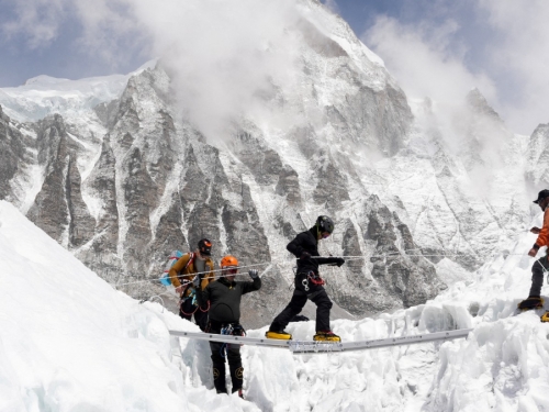 喜馬拉雅山中國側大風雪千人受困　基地營帳棚壓垮有人失溫危殆