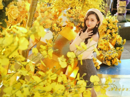 雙馬尾正妹「Jennifer佳蓁」迷你短褲出沒，褲子上的綁帶交給我扯吧～
