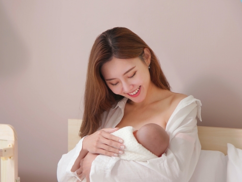 人妻奶太多老公幫忙喝 她羞喊：尪體力變好