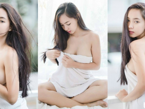 正妹只圍浴巾上鏡！一滑落「嫩白巨乳」快掉出來！網友：圍不住乾脆脫掉