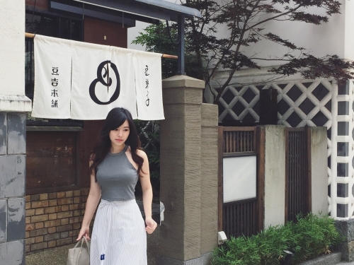 台灣正妹「野外露出」飽滿渾圓雙球　比基尼秀S形「腰瘦身材」太惹火！