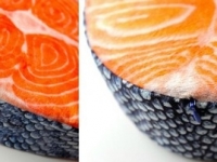 鮭魚切片靠枕，躺著彷彿聞到魚腥味啊！