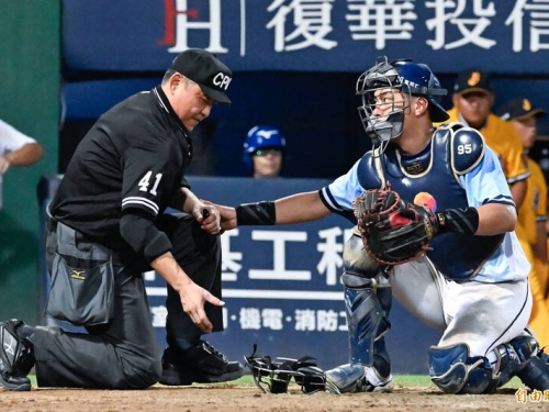 中職》暖心衝上場關心中彈的主審 平野惠一知道那1球的危險性