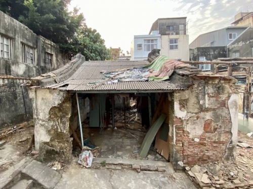 這你敢住？台南10坪老宅開價月租1萬 網笑：戰爭風？廢墟風？