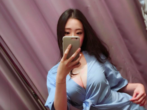 隱乳系空姐！平常包緊緊褪下制服竟然「乳量驚人」!各種「養眼畫面」刺激到鼻血噴一缸