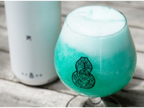 成人之美！臺虎精釀推出「愛無標籤」夢幻藍啤酒　高濃度 8% 酒精、覆盆莓清香超順口！
