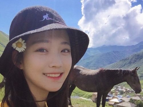 前進大陸！「背包客少女」陽光笑容+嫩白長腿橫掃各地，全世界人都戀愛了