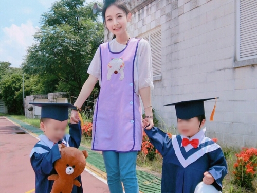 發現「正妹幼教老師」！甜美溫柔身材又好　爸爸們搶著接送孩子！