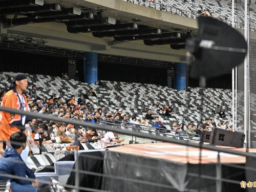 中職》龍獅戰湧入10230人 大巨蛋史上43場例行賽名列第42