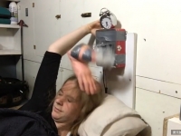 懶人界的救星！超懶少女發明了自動洗頭神器？！