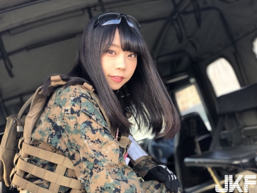 最性感貓女「爆乳求收編」！大露壓迫力十足的巨乳身材　雙乳球份量太過火！