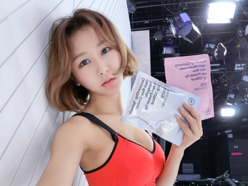 妹子緊身窄裙鏡頭前「渾圓美臀」乍現！細肩內衣「深邃事業線」加碼露出啦！
